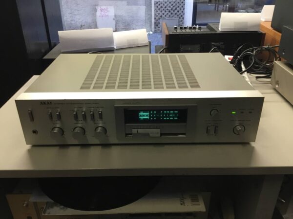 Amplificatore Akai AM u02